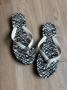 Vince Camuto Black and White Women Flip Flops Size: 11/12